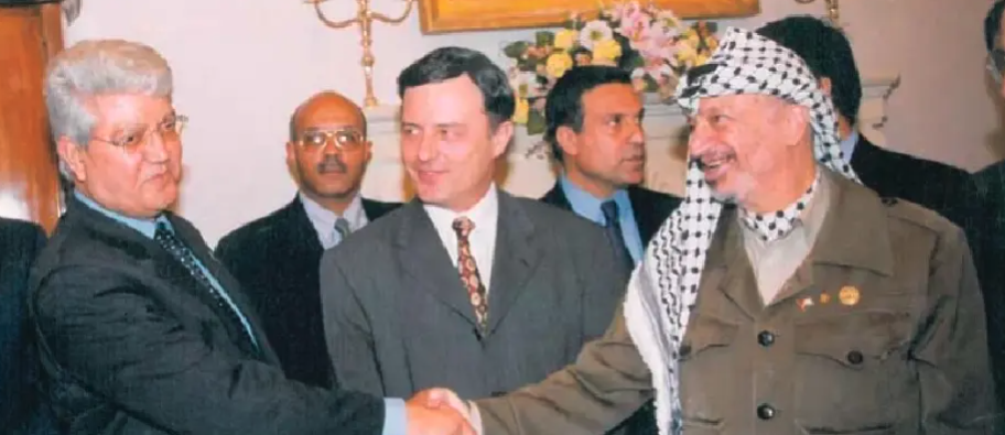 Yasser Arafat talks to Israeli Deputy Prime Minister David Levy while in Malta (April 1997)